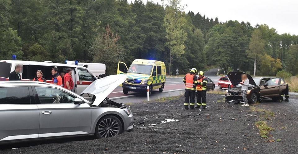 Olšová vrata: Střet dvou vozidel s převozovou sanitkou
