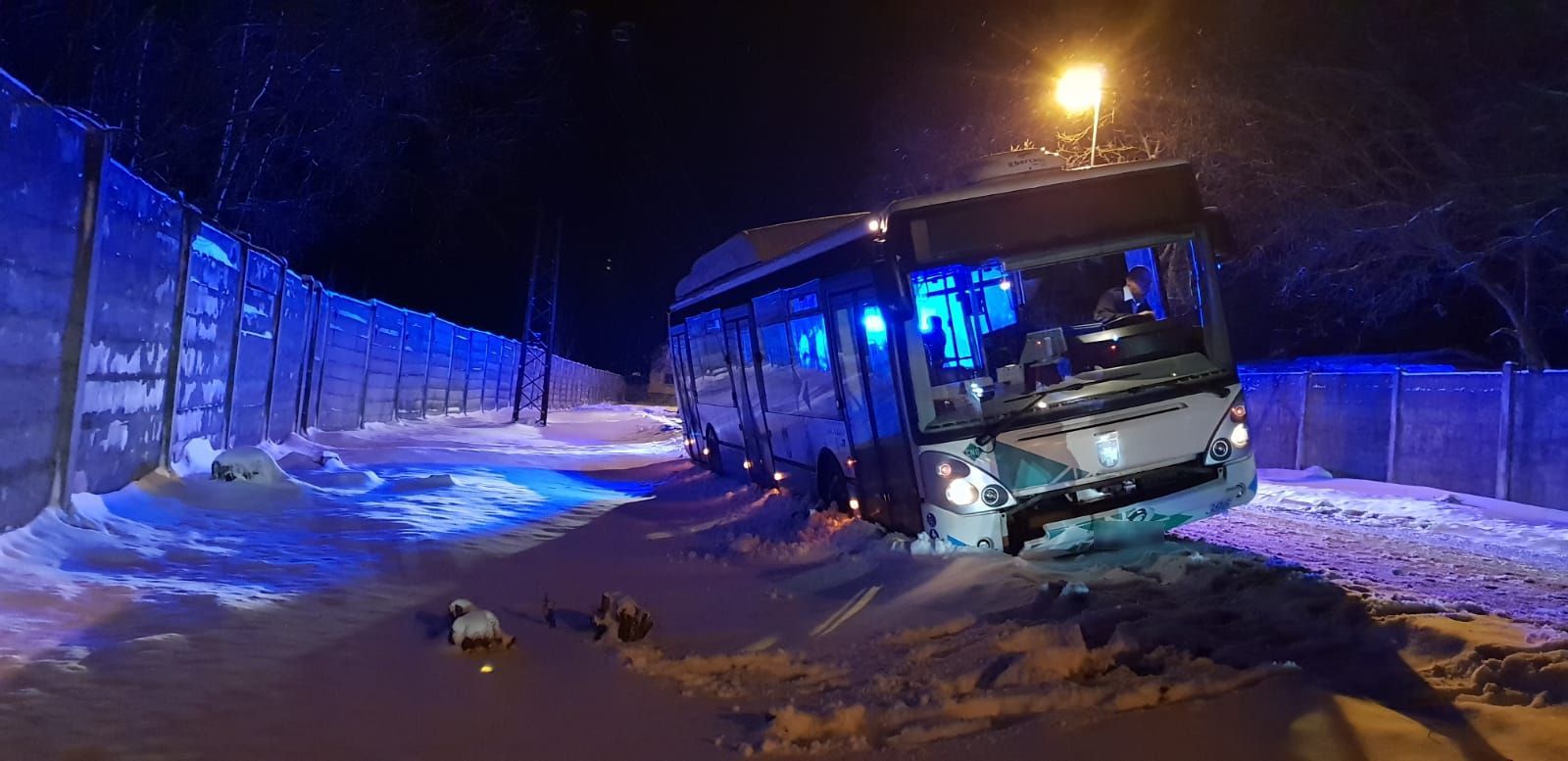 Ostrov: Autobus sjel mimo komunikaci
