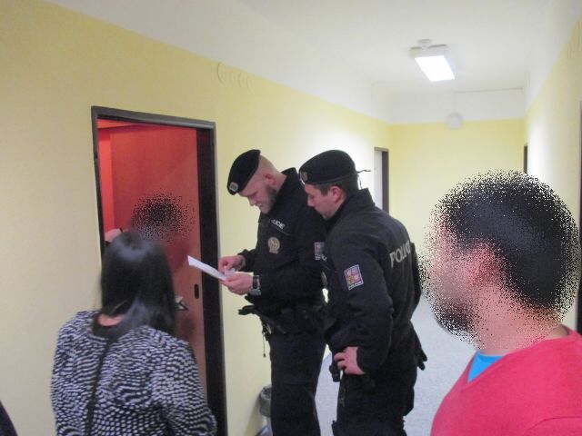 obrázek: Ostrov: Při akci Úklid policisté kontrolovali ubytovny a herny