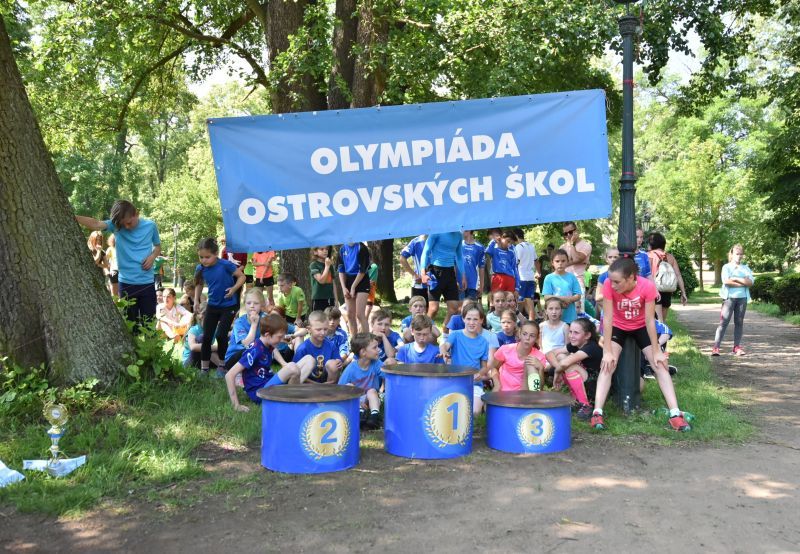obrázek: Ostrov: Starosta ocenil vítěze olympiády místních škol