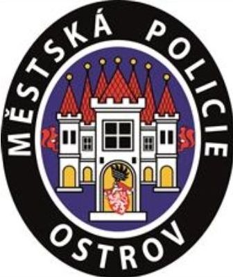 Ostrov: Strážníci převzali defibrilační přístroj 