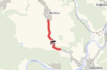 Ostrov: U města narazilo auto do stromu