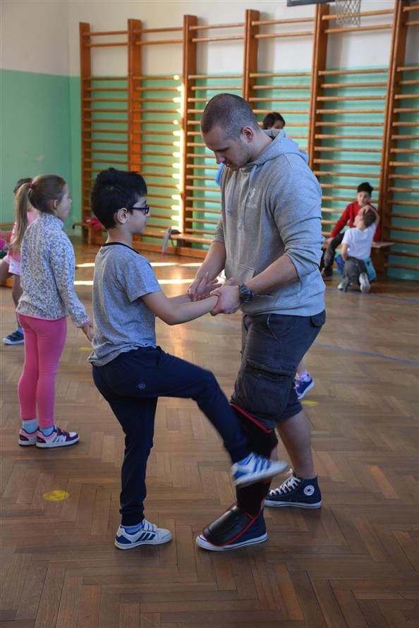 Ostrov: V rámci programu Bezpečná škola se děti učí sebeobraně