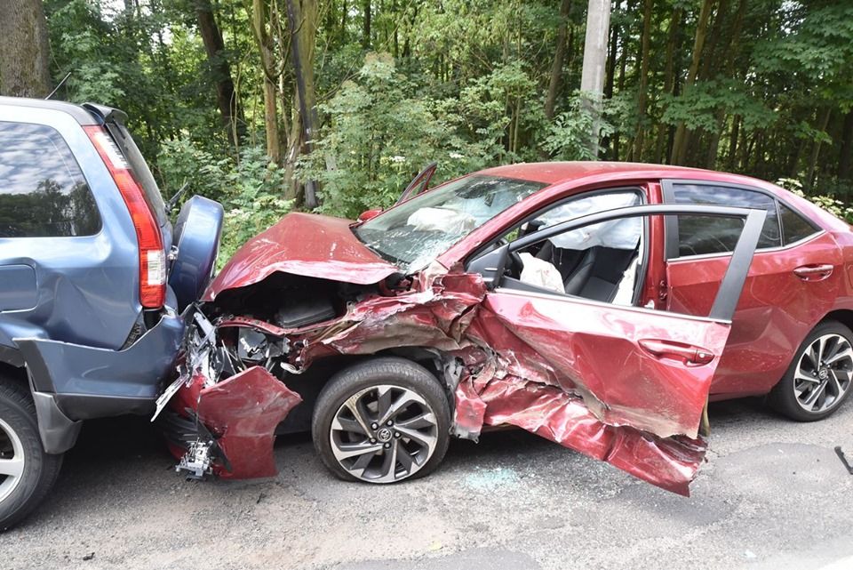 Počerny: Střet tří osobních aut a dodávky