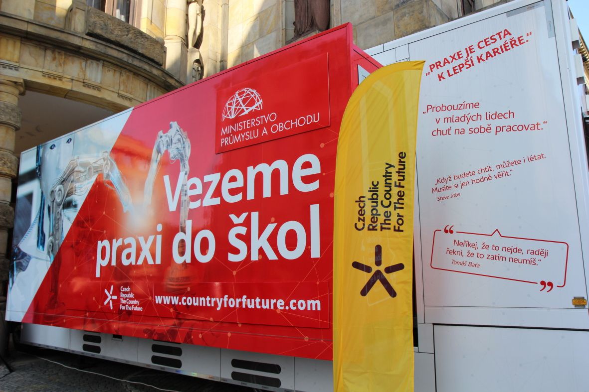 obrázek: Pojízdná učebna seznámí žáky z celého Česka s technikou a technologiemi