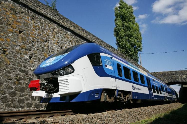 Pozor! Na trať v úseku Dolní Žandov - Lázně Kynžvart spadl strom