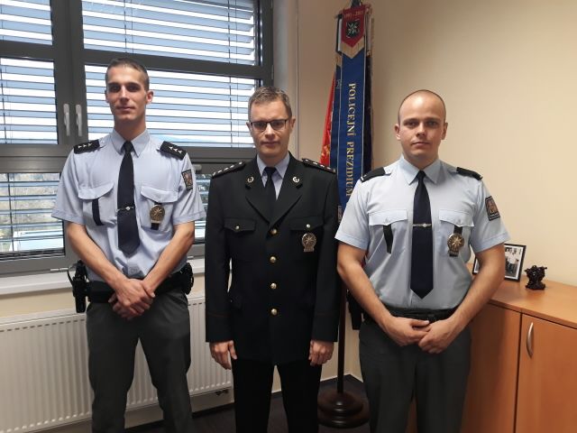 Ředitel policie Karlovarského kraje poděkoval policistům, kteří zachránili život 13leté dívce