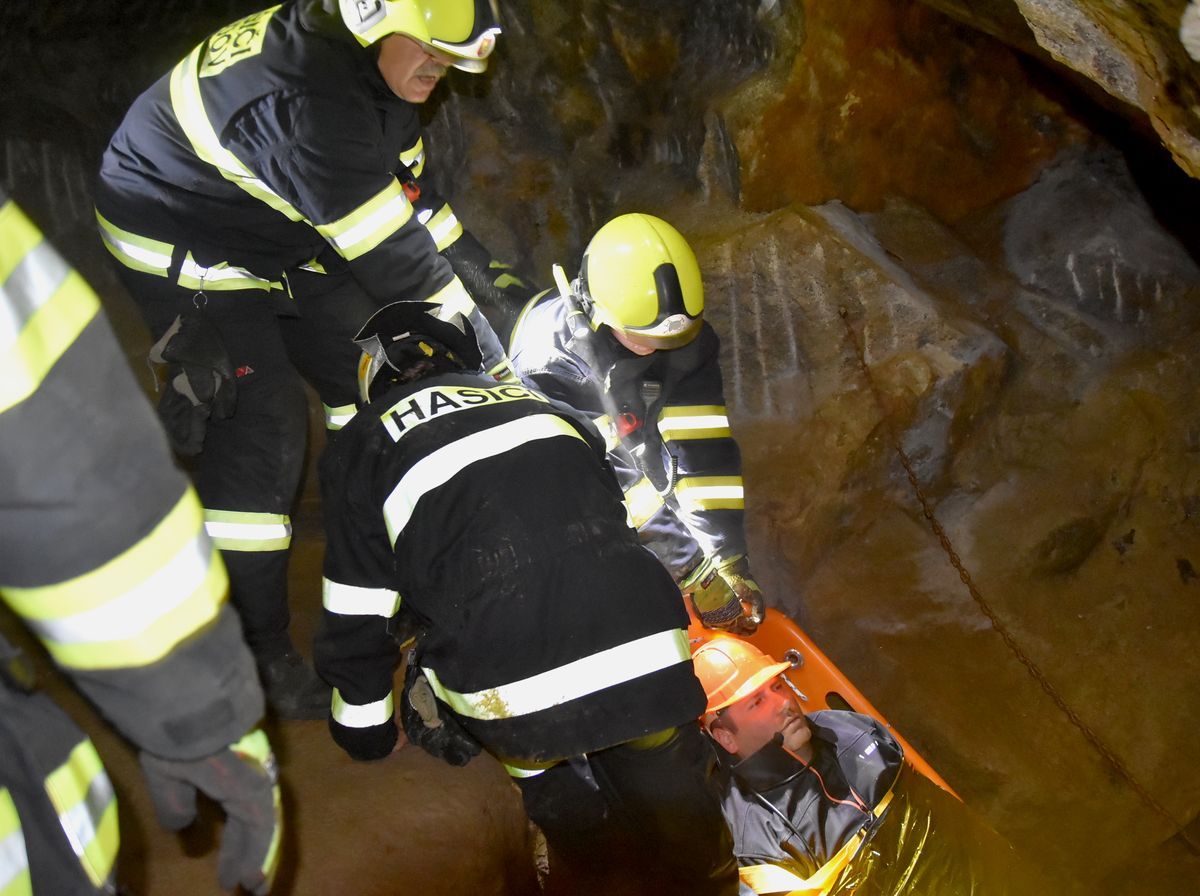 Region: Hasiči zachraňovali zraněné osoby z historických dolů