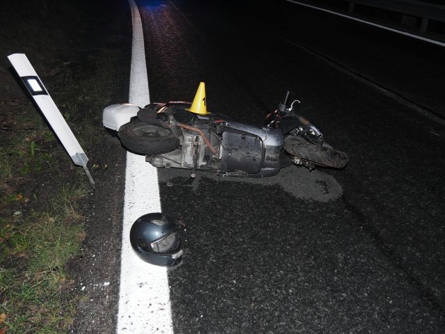 Region: Motorkář přejel do protisměru a havaroval