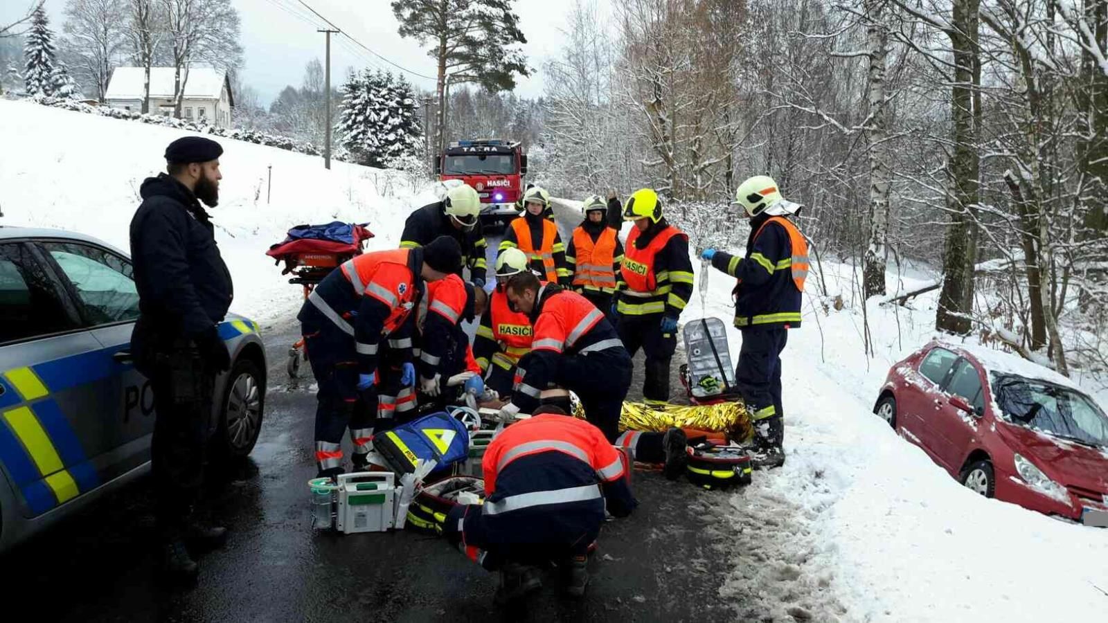 obrázek: Rotava: Hasiči zveřejnili krátké video z pondělní nehody - záchrana řidiče
