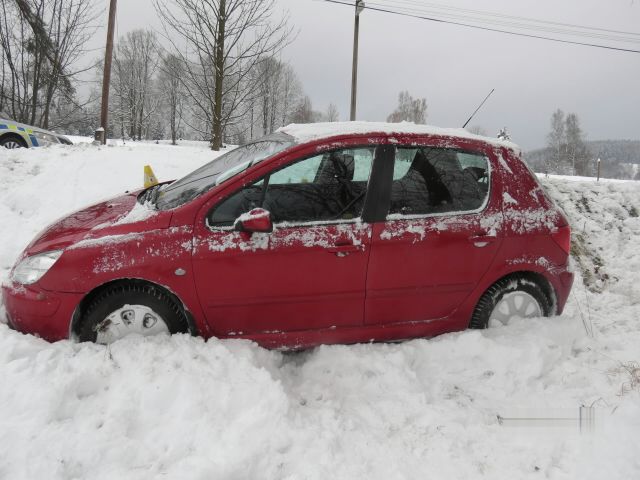 Rotava: Vážná dopravní nehoda. Řidiče se podařilo oživit