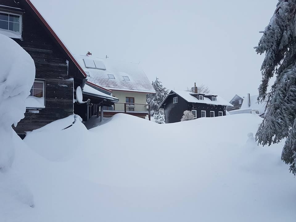 Silnice od abertamské křižovatky na Boží Dar je stále uzavřena