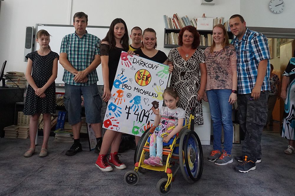 Sokolov: 8. ZŠ obdarovala nemocnou Michalku a zvířecí útulky