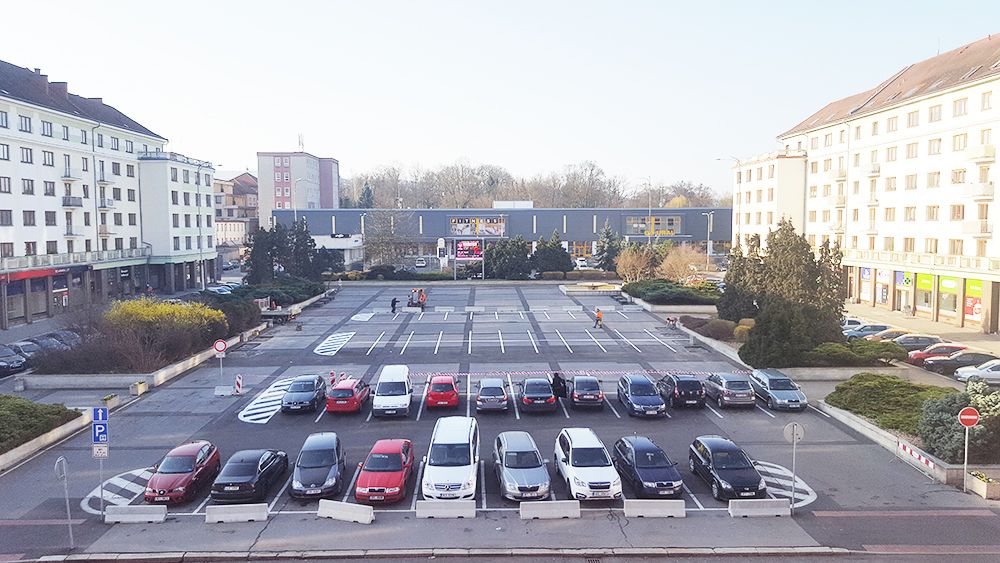 Sokolov: K dočasnému rozšíření parkovacích míst dojde na náměstí Budovatelů
