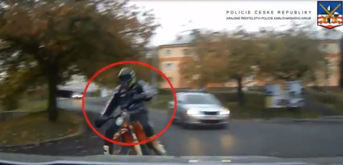 Sokolov: Policie pátrá po motorkáři. Poznáváte ho?