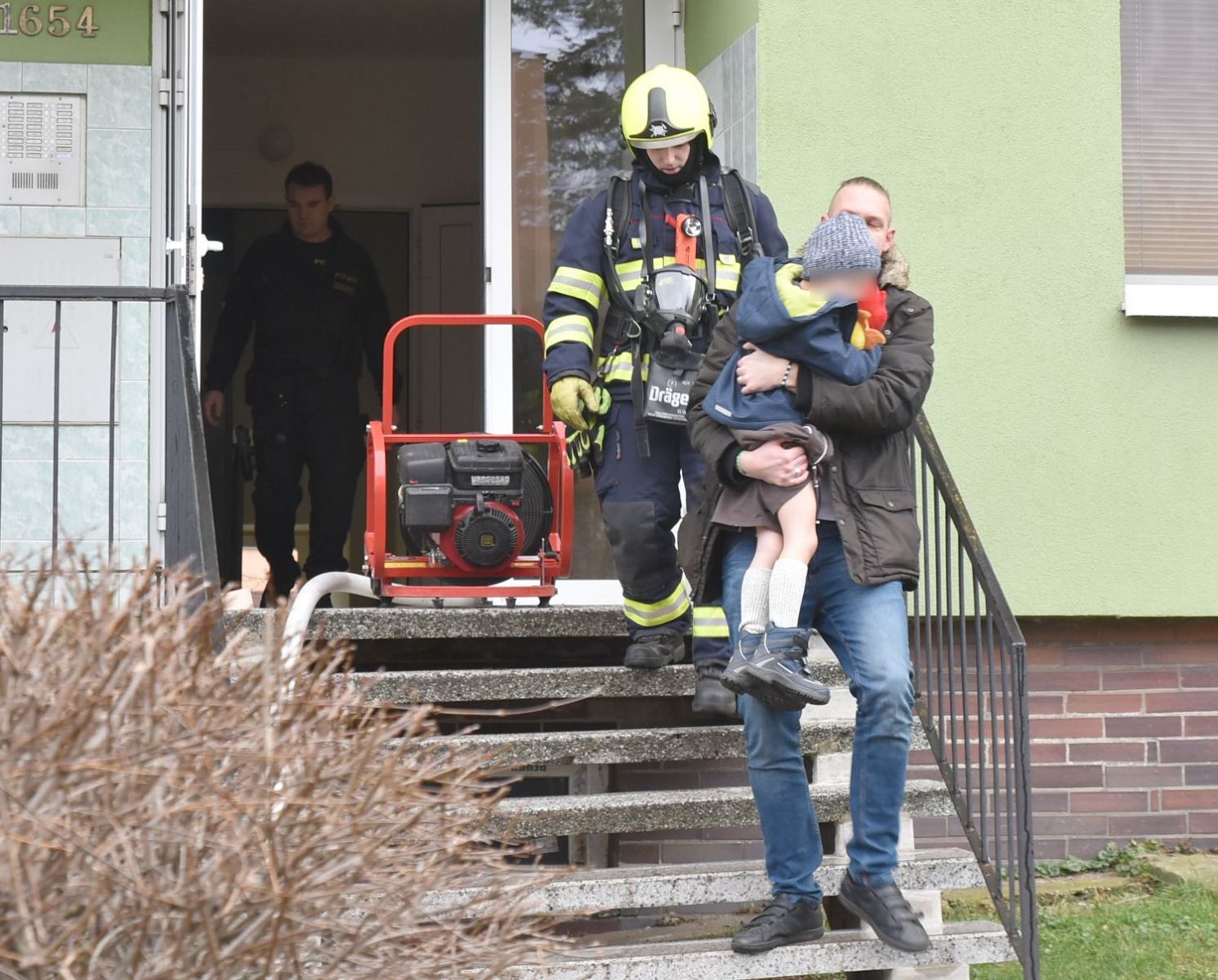 obrázek: Sokolov: Při požáru bytu se jedna osoba nadýchala kouře