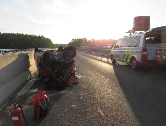 Sokolov: Řidička narazila do svodidel, poté se s vozidlem převrátila na střechu