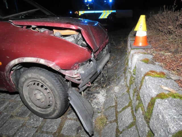 obrázek: Sokolov: Řídil pod vlivem alkoholu. Narazil do kruhového objezdu