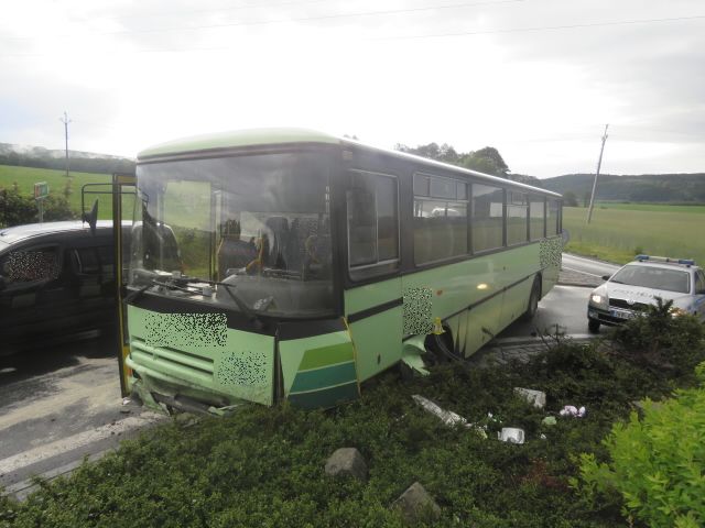 obrázek: Sokolovsko: Dnes ráno řidič autobusu narazil do kruhového objezdu