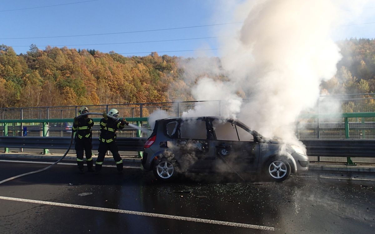 obrázek: Sokolovsko: Na šestce včera hořelo auto 