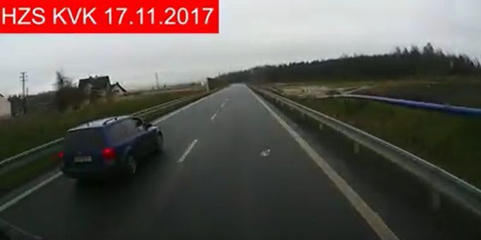 obrázek: Sokolovsko: Neznámý agresor hodil hasičům pod kola skleněnou lahev 