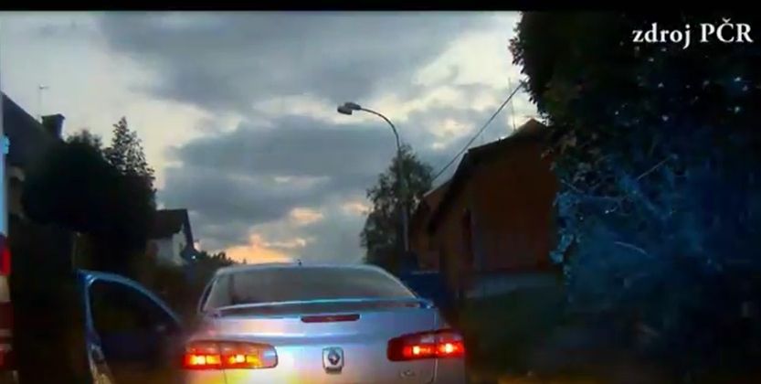 Sokolovsko: Ujížděl policii a naboural do zdi. Z místa nehody utekl