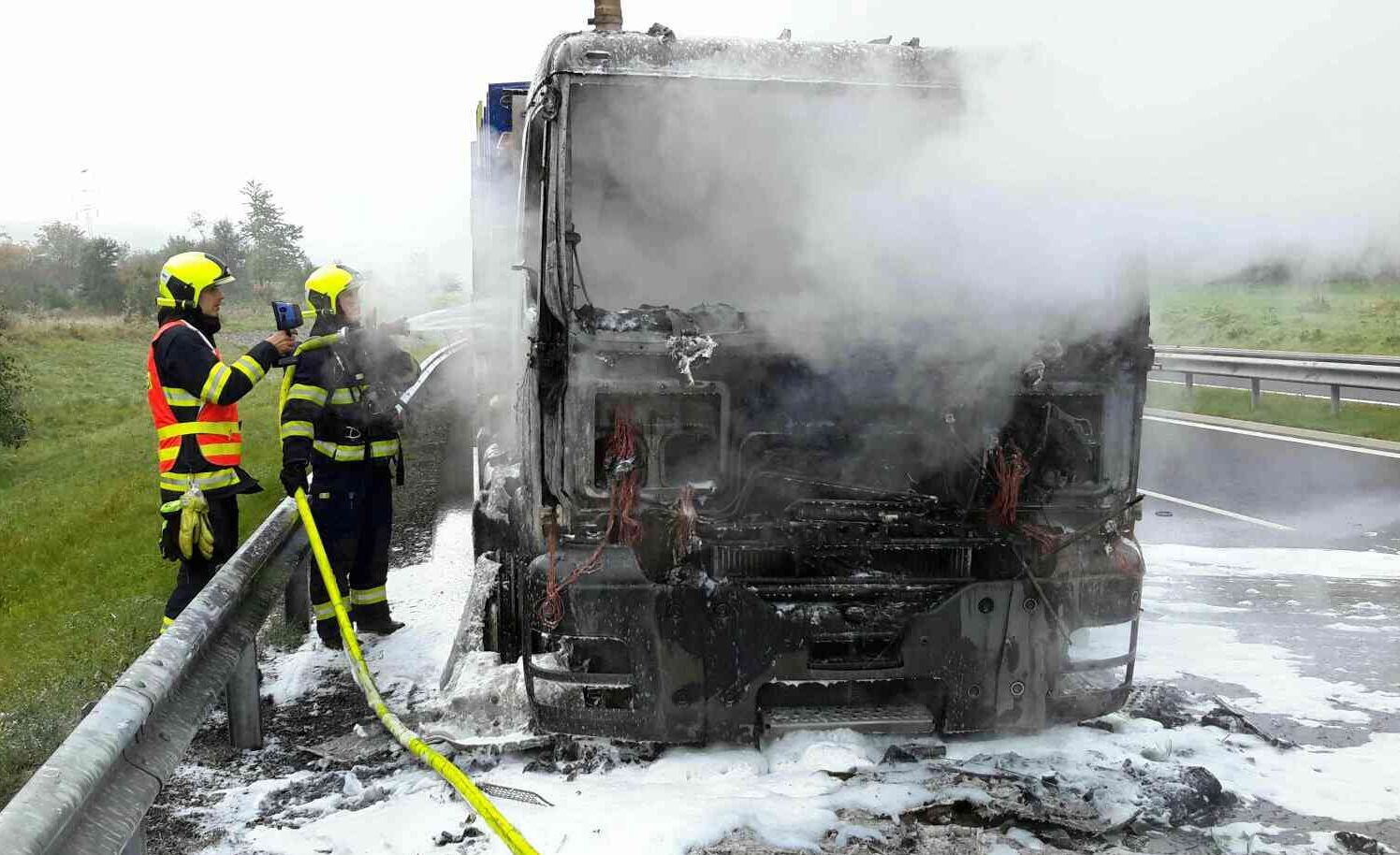 obrázek: Sokolovsko: Včera na šestce hořel kamion. Provoz na silnici byl zcela uzavřený