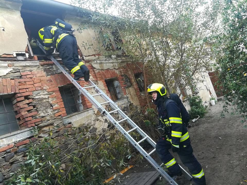 Štoutov: Hasiči zasahovali u požáru podlahy zemědělské usedlosti