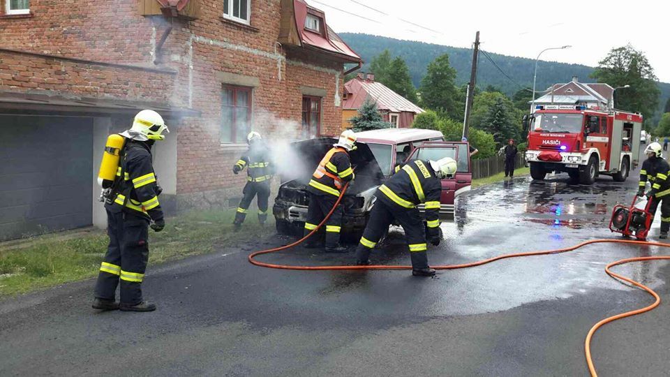 Stříbrná: Hasiči likvidovali požár auta