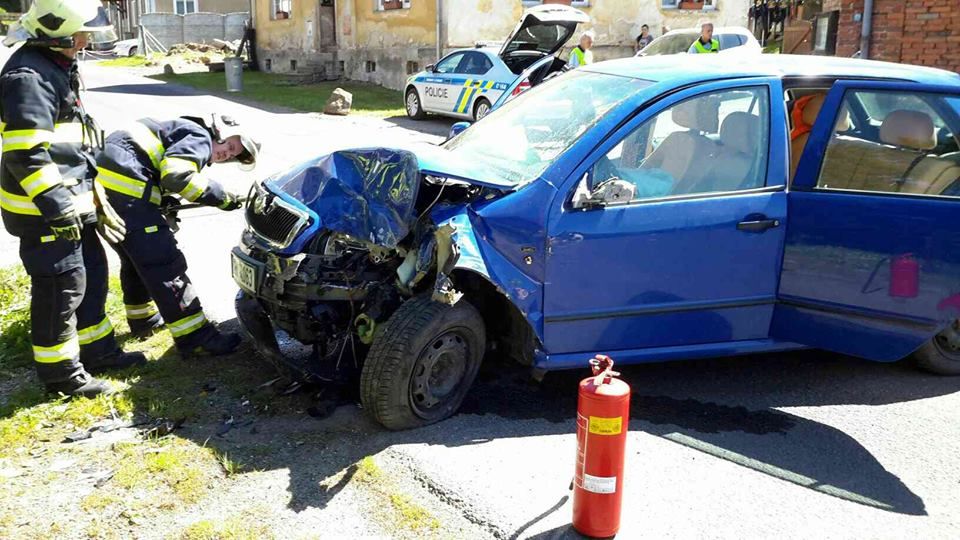 Stříbrná: Vozidlo narazilo do sloupu elektrického vedení