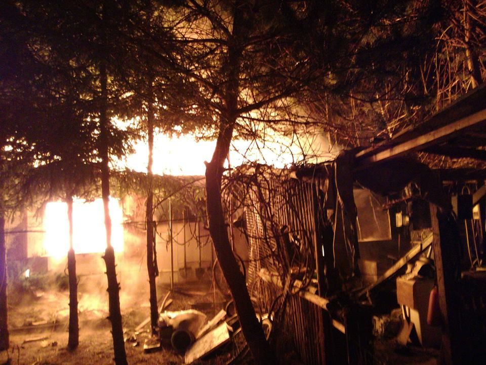 Těšovice: Včera večer likvidovaly čtyři jednotky hasičů požár zahradní chatky