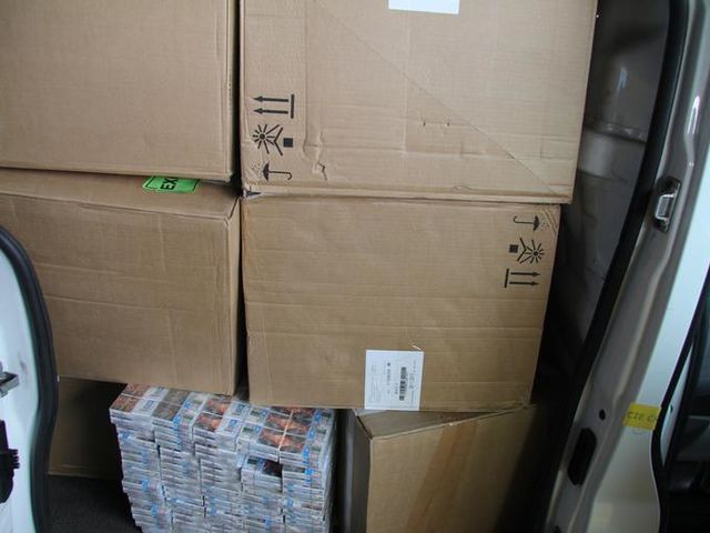 Třebeň, Nebesa: Ujížděl policejní hlídce. Ve vozidle měl téměř 600 tisíc kusů cigaret