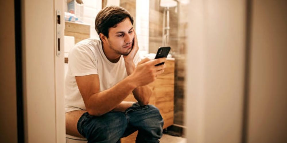 Scrollujete na toaletě? Pozor na hemoroidy!