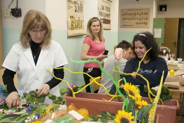 obrázek: Klienti ze sokolovského Sokolíka na workshopu u našich aranžérů