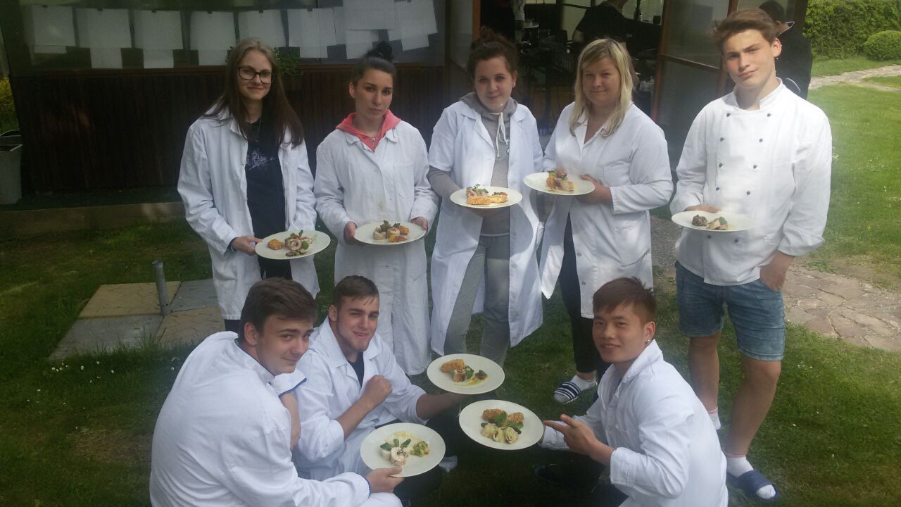 obrázek: Žáci se učí novinkám na gastronomickém workshopu