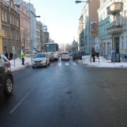 Karlovy Vary: Na přechodu srazilo auto chodkyni. Policie hledá svědky
