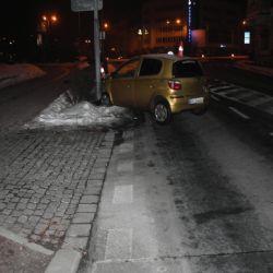 Karlovy Vary: Řidič měl dvě promile a trefil lampu