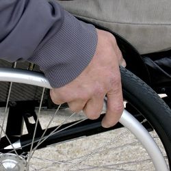 Kynšperk: Hyena odvezla invalidu na vozíku z bytu. Ten pak vykradla