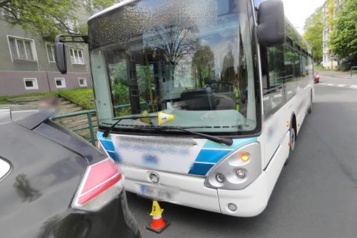 Obrázek - Sokolov: Střet autobusu a osobního vozidla