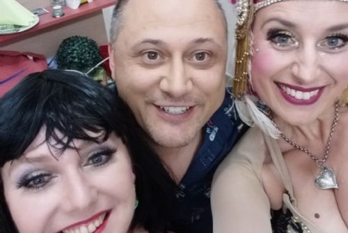Foto: V Malesickém dvoře se konala Košilatá stand up show s tanečnicemi GALEB a KAMILAH