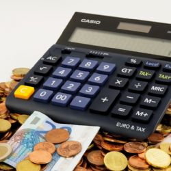 Úroky na spořicích účtech lámou rekordy. Kterou banku vybrat a kolik peněz uložit?