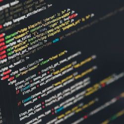 Co dělat online? Hrát na Funbet nebo se učit programovat