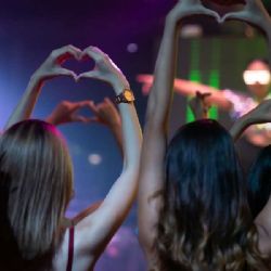 Goldfingers Prague mění bývalé divadlo na scénu současné zábavy