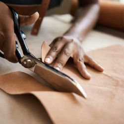 Kovářská výheň a výsekové lisy na kůži – základy moderního řemesla