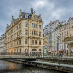 Lázně, turisté a filmové štáby. V Karlových Varech se točí desítky filmů