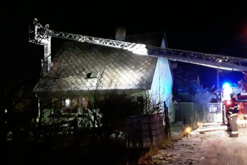 Foto: Arnoltov: Čtyři jednotky hasičů vyjížděly ve středu večer k požáru rodinného domu