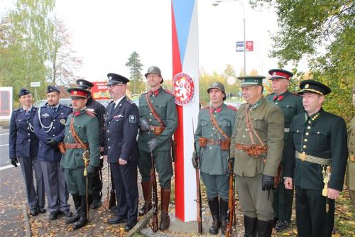 Foto: Aš: Hraniční orientační sloup odhalen v den vzniku republiky