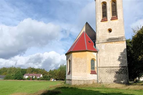 Foto: Aš: Mokřinští chtějí náves u katolického kostela, studie má vyřešit její podobu