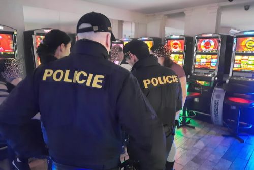 Foto: Aš: Policisté kontrolovali restaurace, bary a kasina
