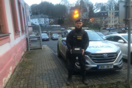 Foto: Aš: Policisté pomohli k záchraně života